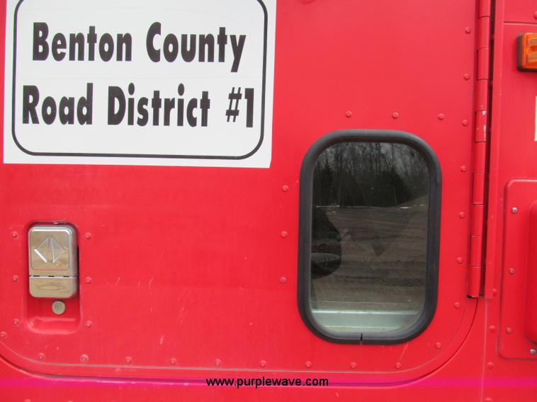 image for item E5922 1993 International 4900 SBA Eagle semi truck