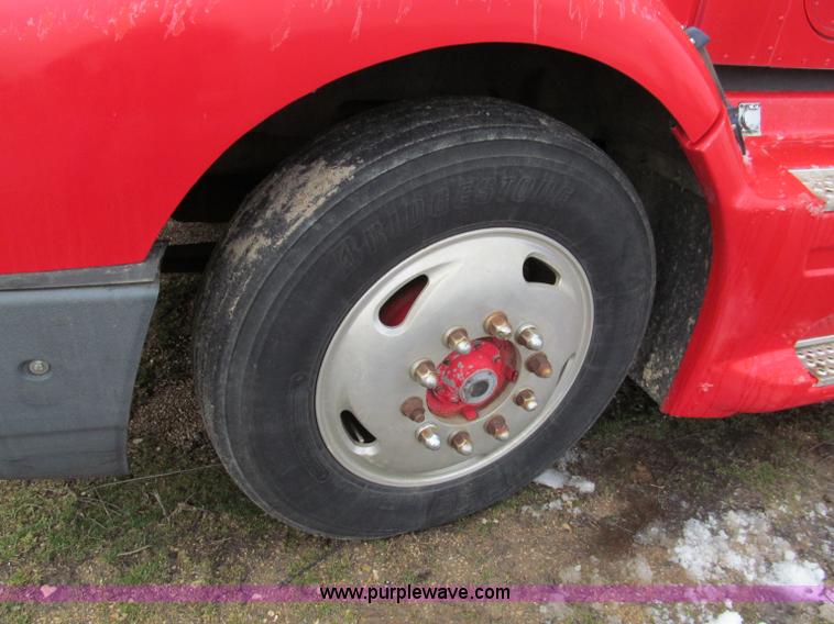 image for item E5922 1993 International 4900 SBA Eagle semi truck