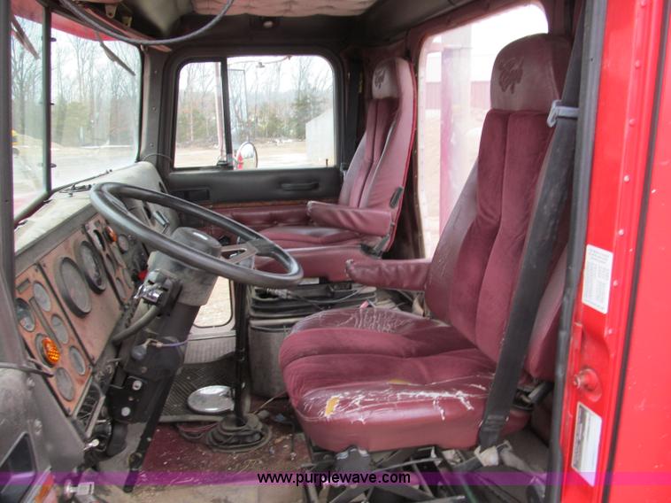 image for item E5922 1993 International 4900 SBA Eagle semi truck