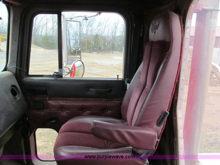 image for item E5922 1993 International 4900 SBA Eagle semi truck