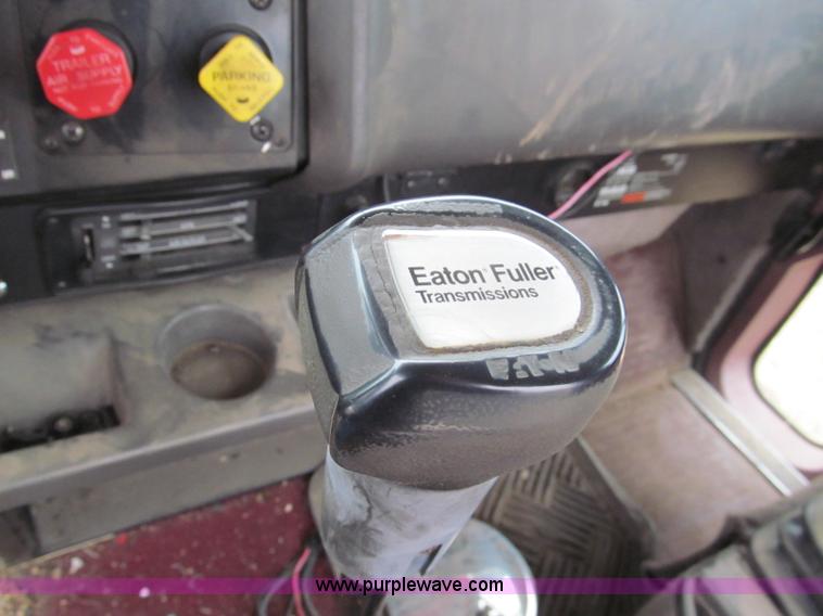 image for item E5922 1993 International 4900 SBA Eagle semi truck