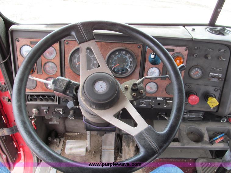 image for item E5922 1993 International 4900 SBA Eagle semi truck