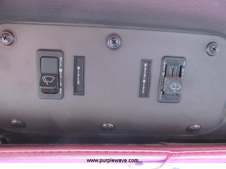 image for item E5922 1993 International 4900 SBA Eagle semi truck