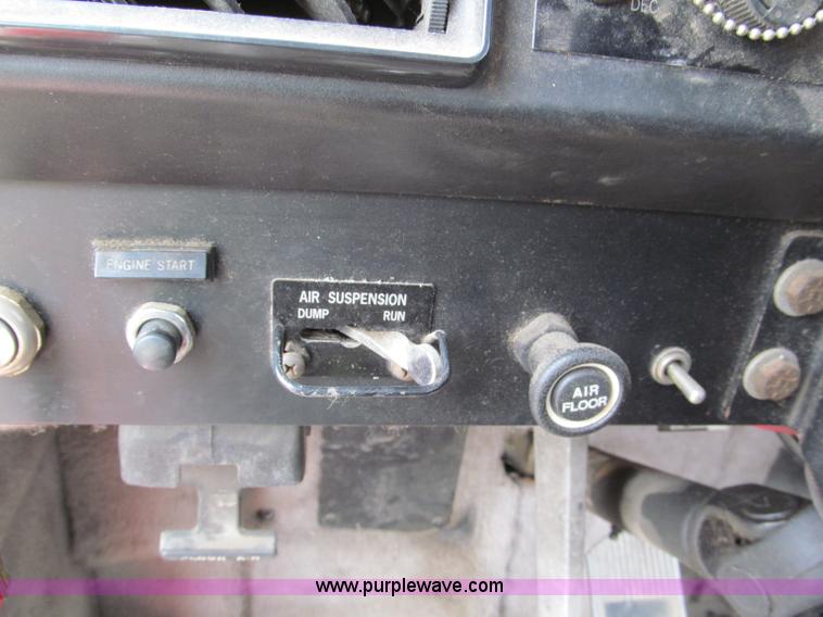 image for item E5922 1993 International 4900 SBA Eagle semi truck