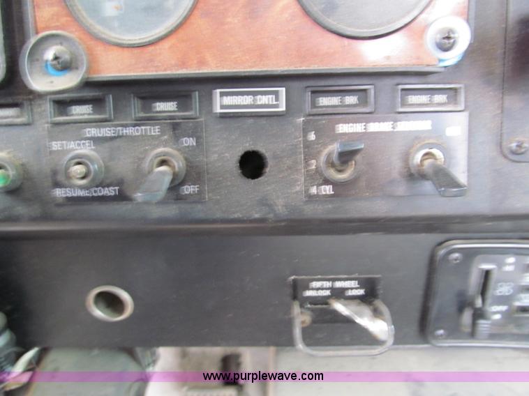 image for item E5922 1993 International 4900 SBA Eagle semi truck