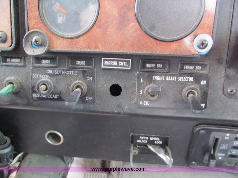 image for item E5922 1993 International 4900 SBA Eagle semi truck