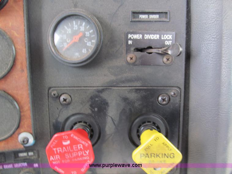 image for item E5922 1993 International 4900 SBA Eagle semi truck