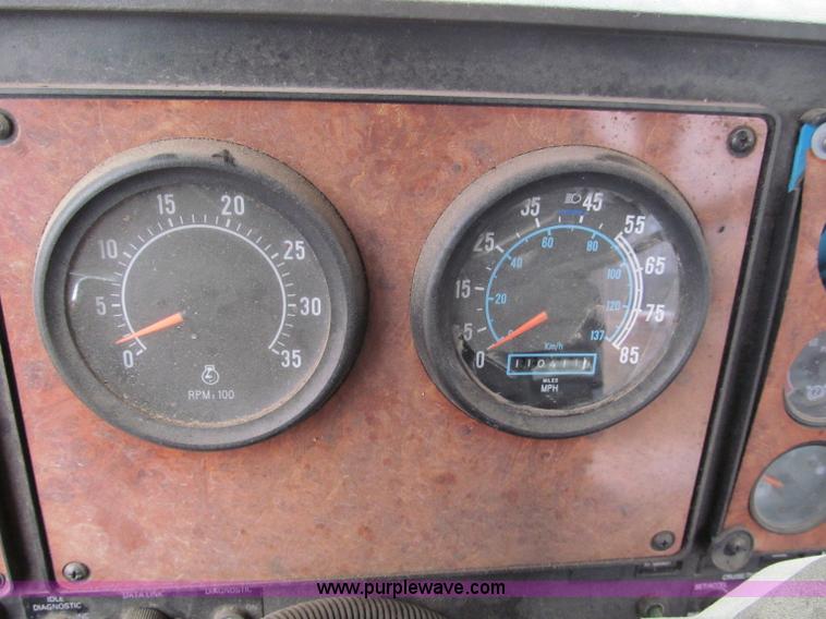 image for item E5922 1993 International 4900 SBA Eagle semi truck