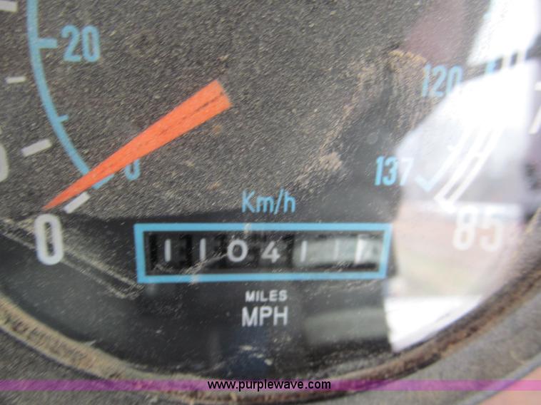 image for item E5922 1993 International 4900 SBA Eagle semi truck