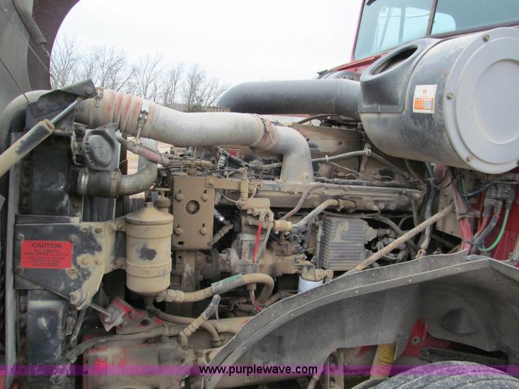 image for item E5922 1993 International 4900 SBA Eagle semi truck