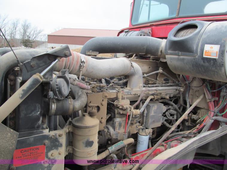 image for item E5922 1993 International 4900 SBA Eagle semi truck