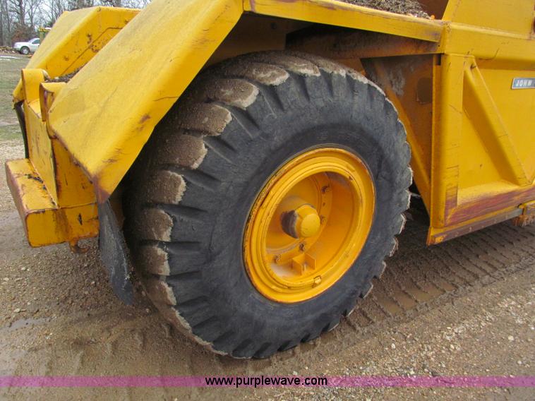 image for item E5923 1973 John Deere 760A scraper