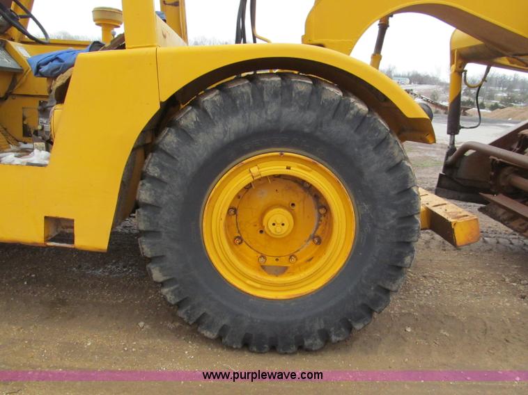 image for item E5923 1973 John Deere 760A scraper