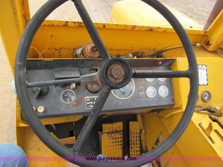 image for item E5923 1973 John Deere 760A scraper