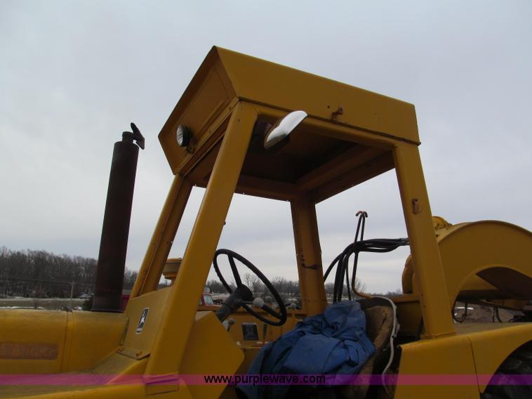 image for item E5923 1973 John Deere 760A scraper