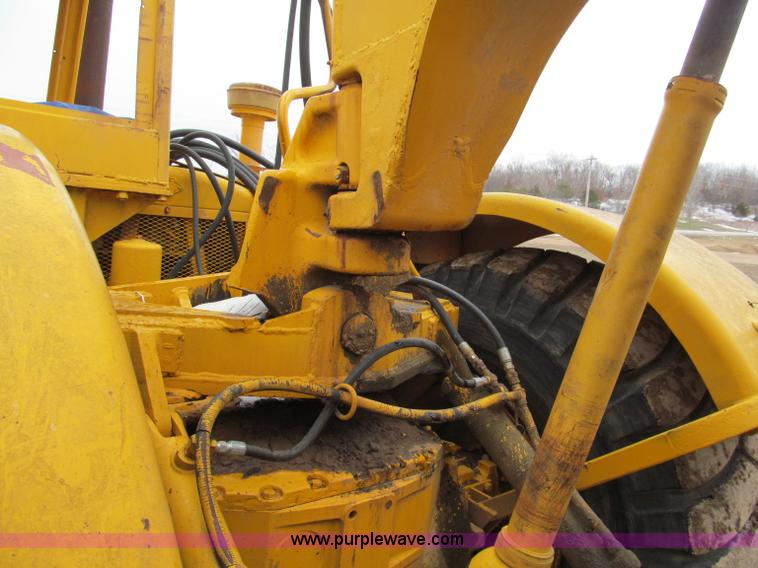 image for item E5923 1973 John Deere 760A scraper