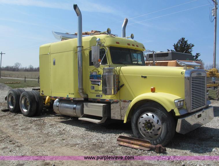 image for item E5966 1999 Freightliner Classic XL semi truck