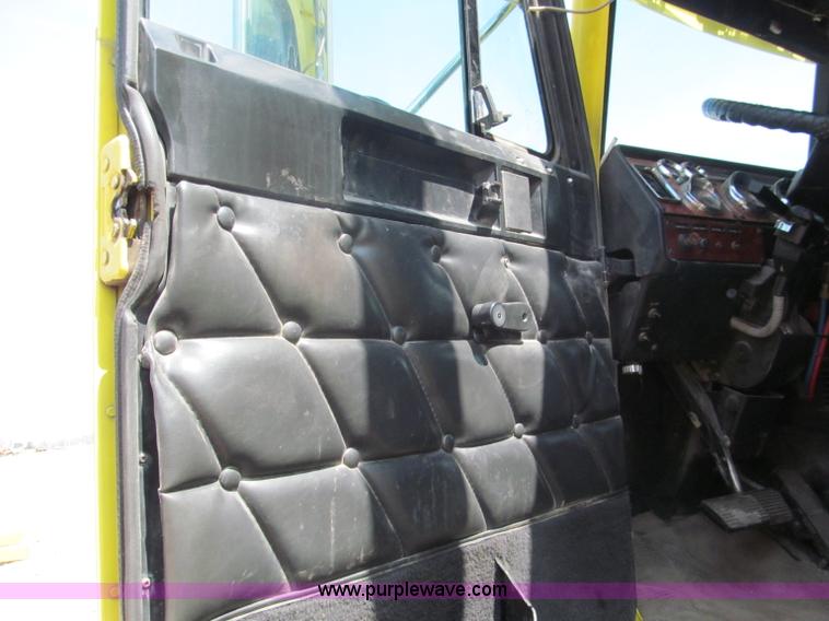 image for item E5966 1999 Freightliner Classic XL semi truck