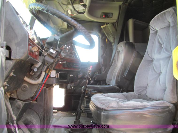 image for item E5966 1999 Freightliner Classic XL semi truck