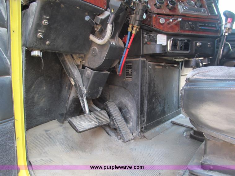 image for item E5966 1999 Freightliner Classic XL semi truck