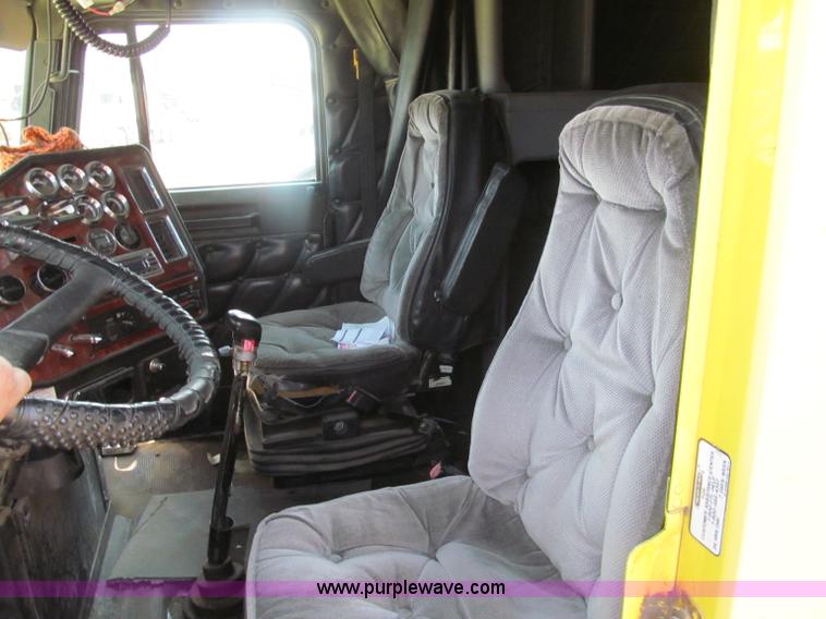 image for item E5966 1999 Freightliner Classic XL semi truck