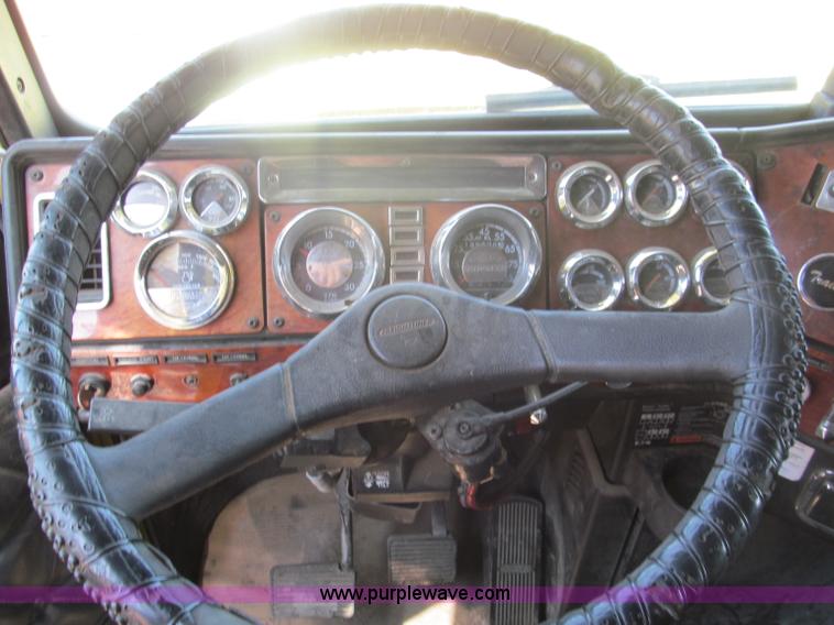 image for item E5966 1999 Freightliner Classic XL semi truck