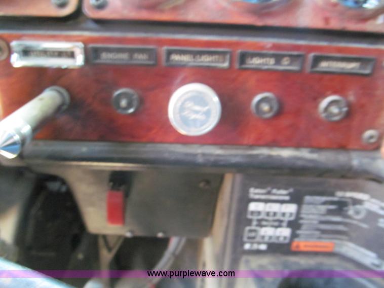 image for item E5966 1999 Freightliner Classic XL semi truck