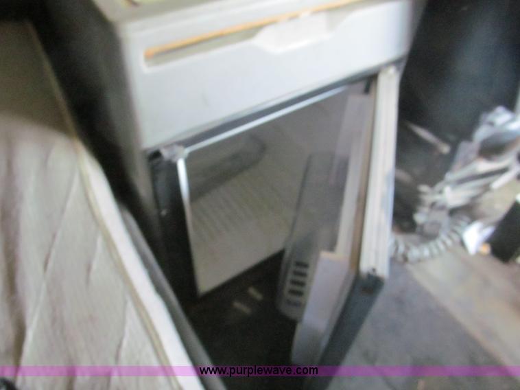 image for item E5966 1999 Freightliner Classic XL semi truck