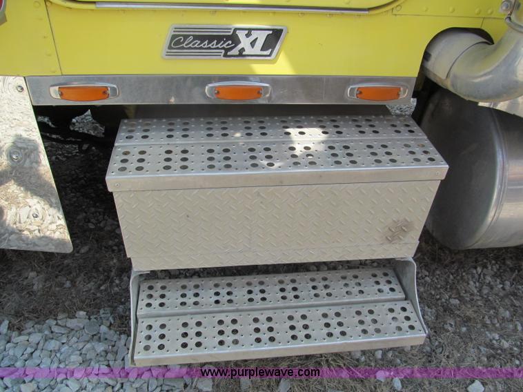 image for item E5966 1999 Freightliner Classic XL semi truck