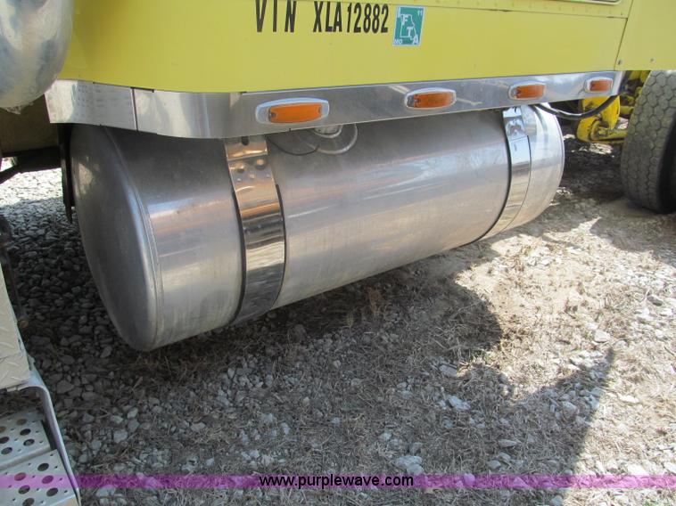 image for item E5966 1999 Freightliner Classic XL semi truck