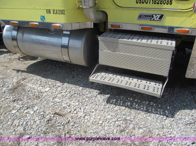 image for item E5966 1999 Freightliner Classic XL semi truck