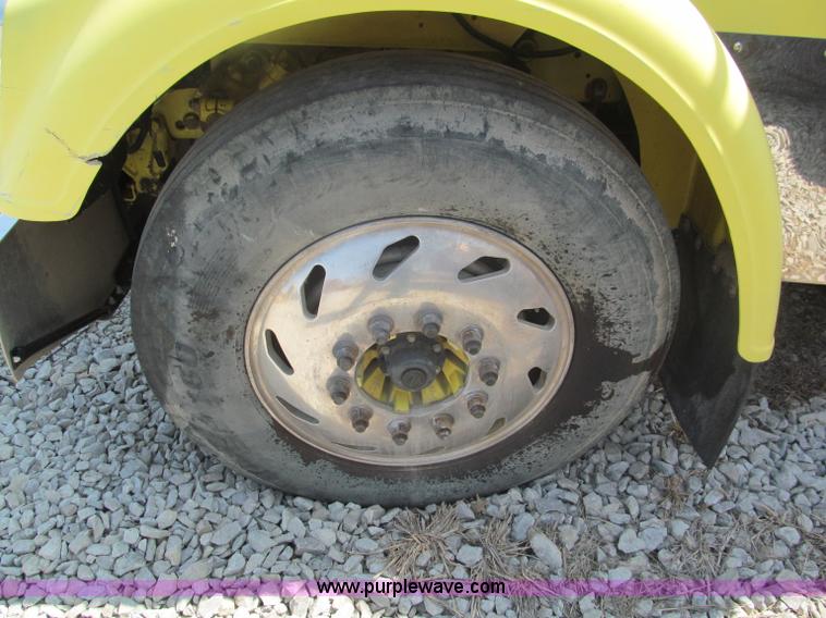 image for item E5966 1999 Freightliner Classic XL semi truck