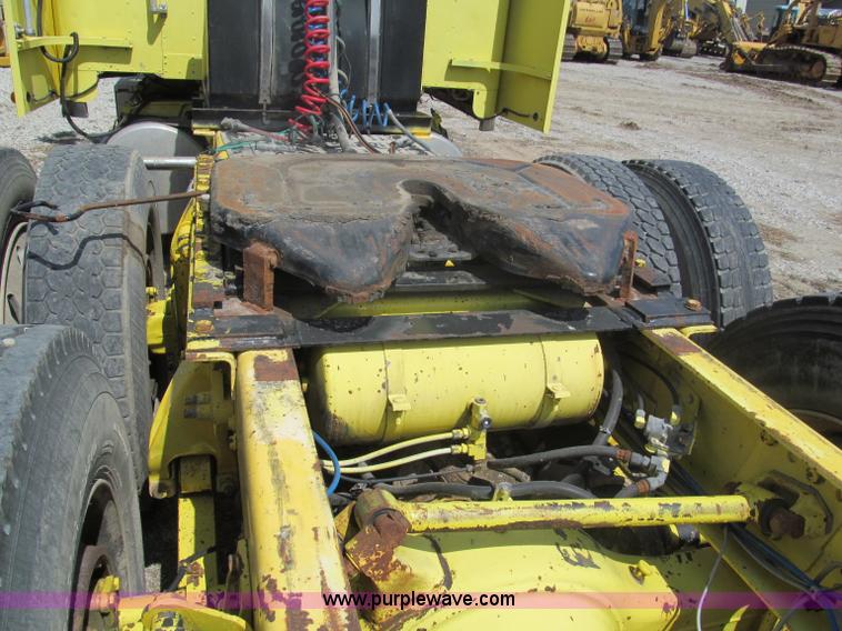 image for item E5966 1999 Freightliner Classic XL semi truck