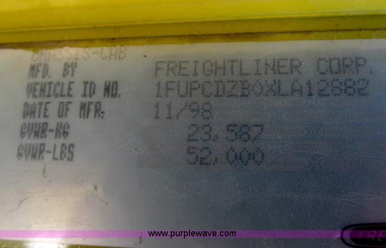 image for item E5966 1999 Freightliner Classic XL semi truck