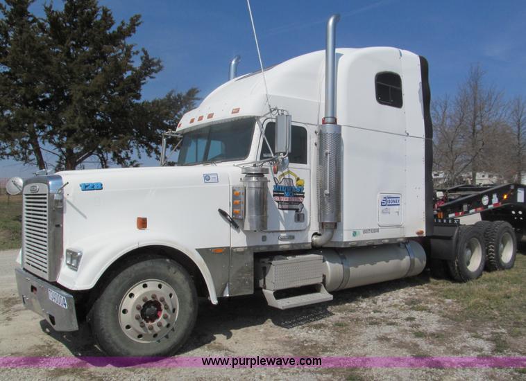 image for item E5967 1999 Freightliner Classic XL semi truck