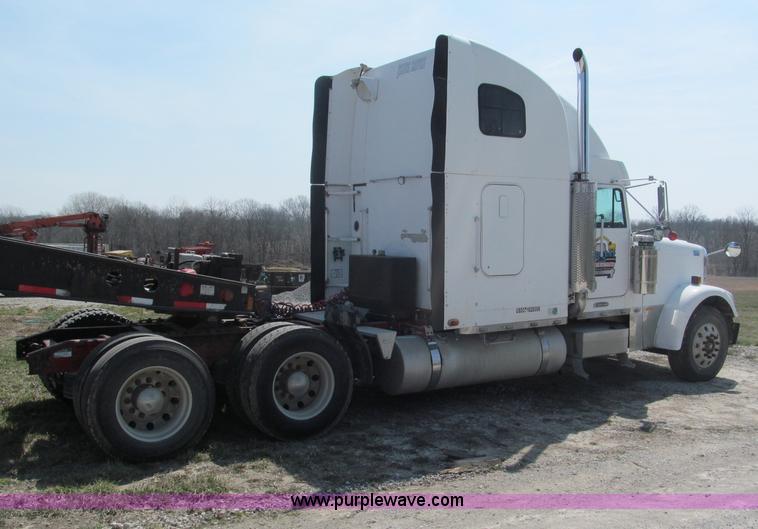 image for item E5967 1999 Freightliner Classic XL semi truck