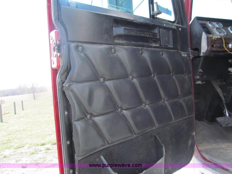 image for item E5967 1999 Freightliner Classic XL semi truck