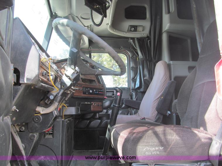 image for item E5967 1999 Freightliner Classic XL semi truck