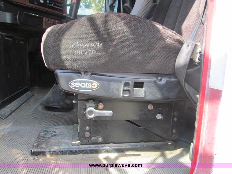 image for item E5967 1999 Freightliner Classic XL semi truck