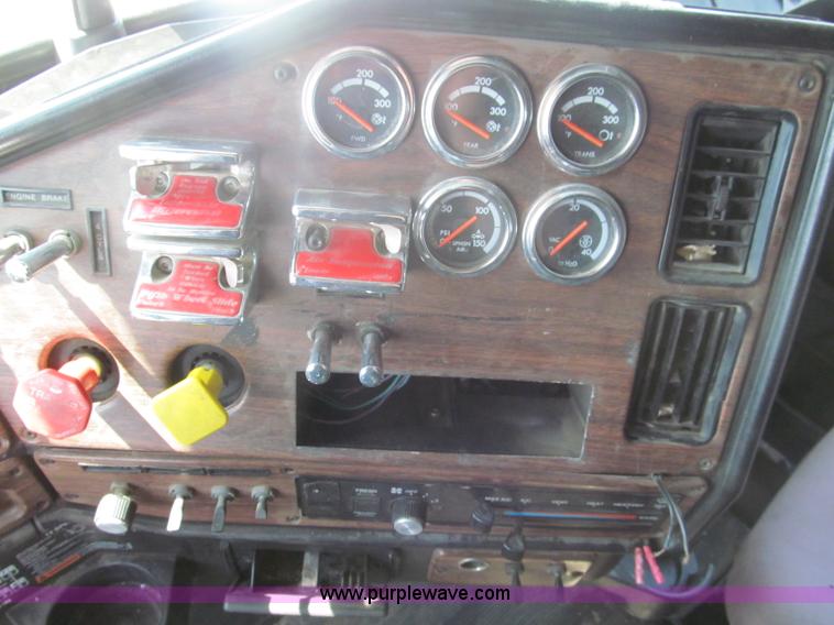 image for item E5967 1999 Freightliner Classic XL semi truck