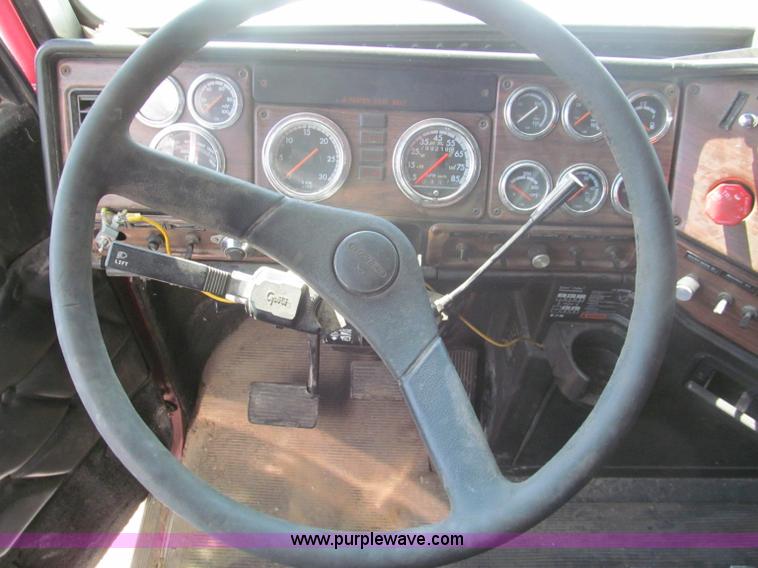 image for item E5967 1999 Freightliner Classic XL semi truck