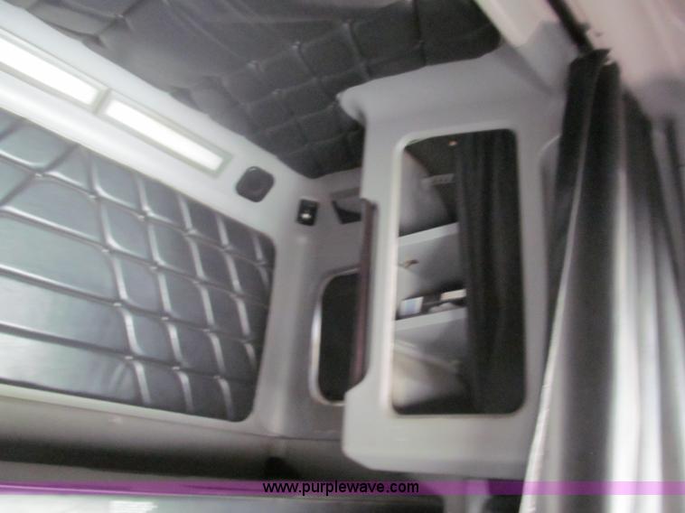 image for item E5967 1999 Freightliner Classic XL semi truck