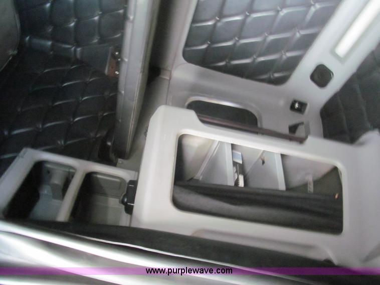 image for item E5967 1999 Freightliner Classic XL semi truck