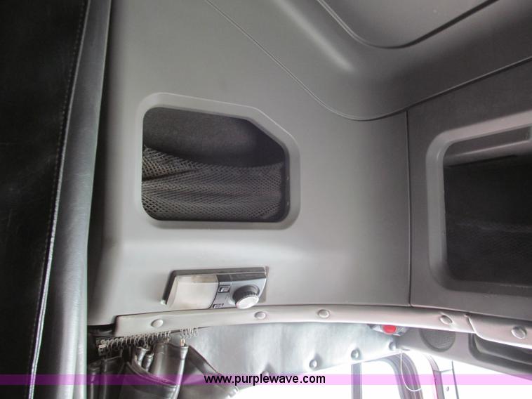 image for item E5967 1999 Freightliner Classic XL semi truck