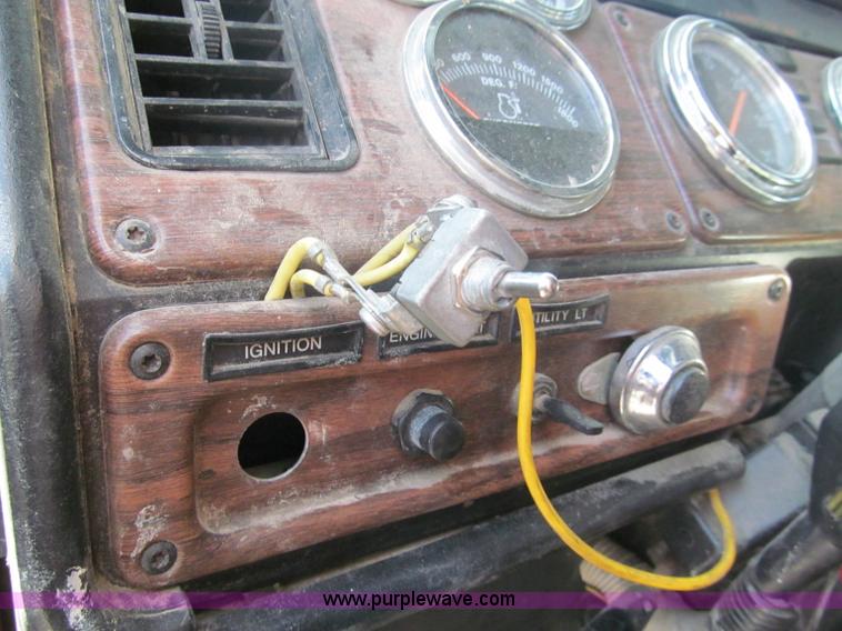 image for item E5967 1999 Freightliner Classic XL semi truck