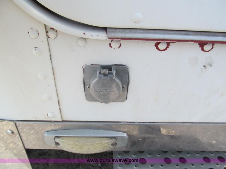 image for item E5967 1999 Freightliner Classic XL semi truck