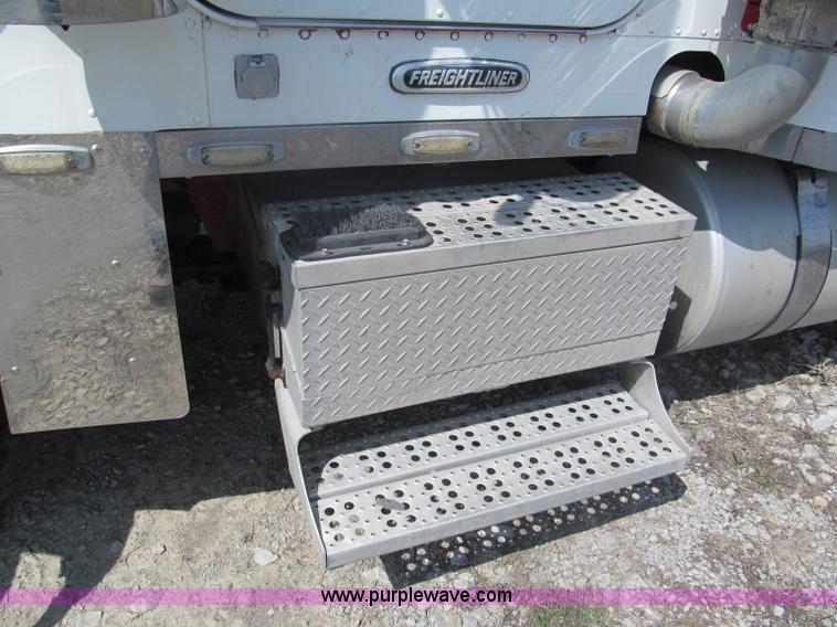 image for item E5967 1999 Freightliner Classic XL semi truck