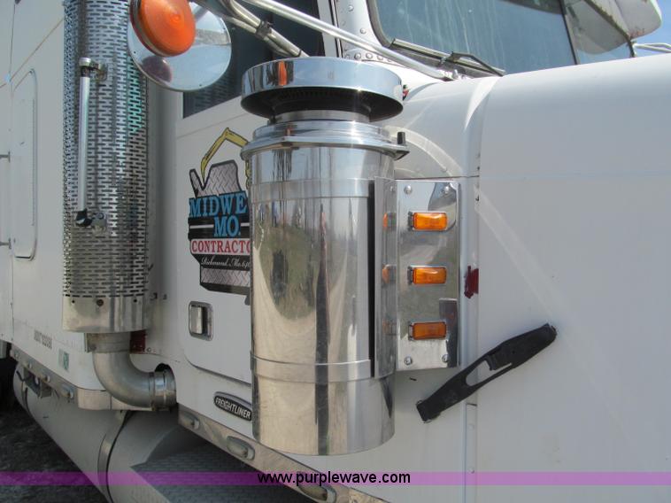 image for item E5967 1999 Freightliner Classic XL semi truck