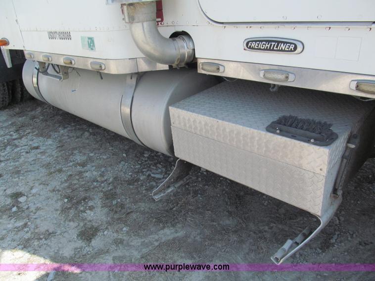 image for item E5967 1999 Freightliner Classic XL semi truck