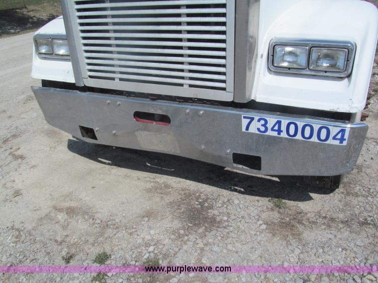 image for item E5967 1999 Freightliner Classic XL semi truck